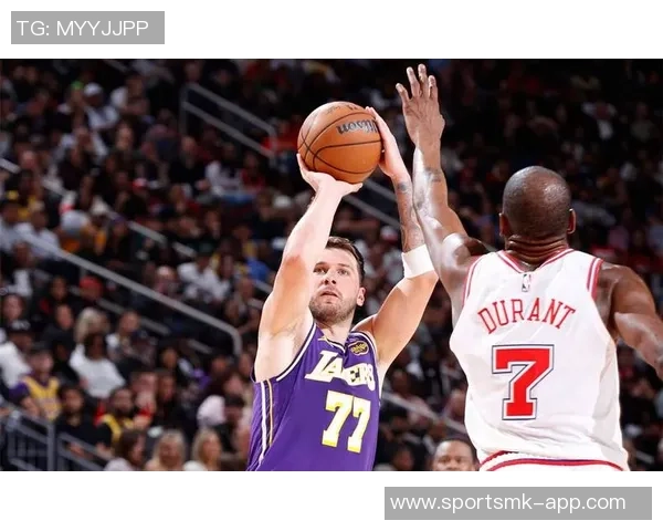 老詹关键时刻遭封盖夸梅质疑为何不传给东契奇作为首选 老詹关键时刻遭封盖夸梅质疑为何不传给东契奇作为首选